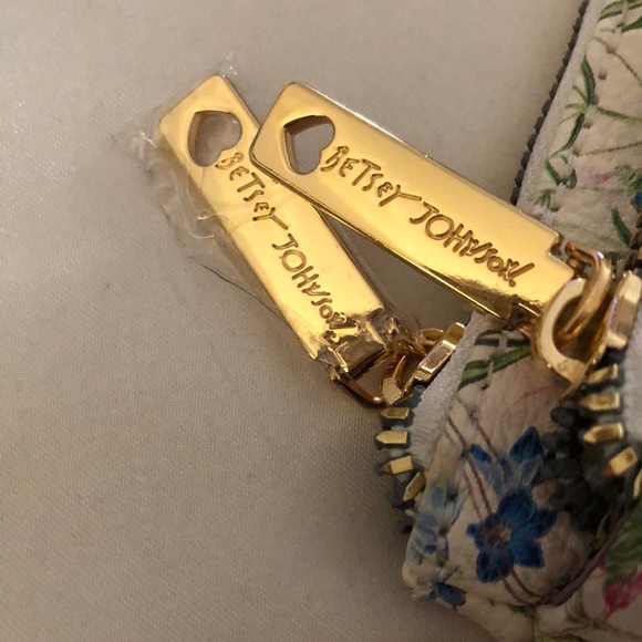 Betsey Johnson White Floral Faux Leather Double Zip Wristlet Pouch NWT - Picture 8 of 16